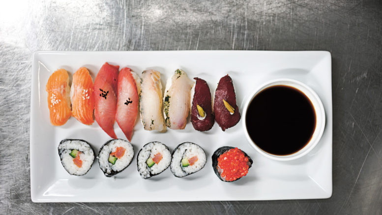 tallrik med sushi av fisk och älg